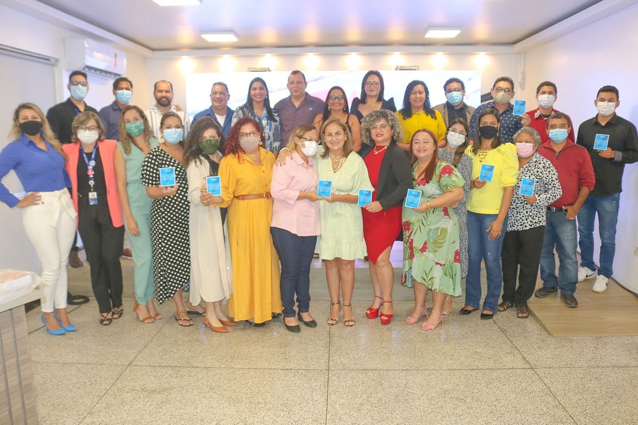 Os homenageados ganharam placas de reconhecimento e kits dos livros didáticos.