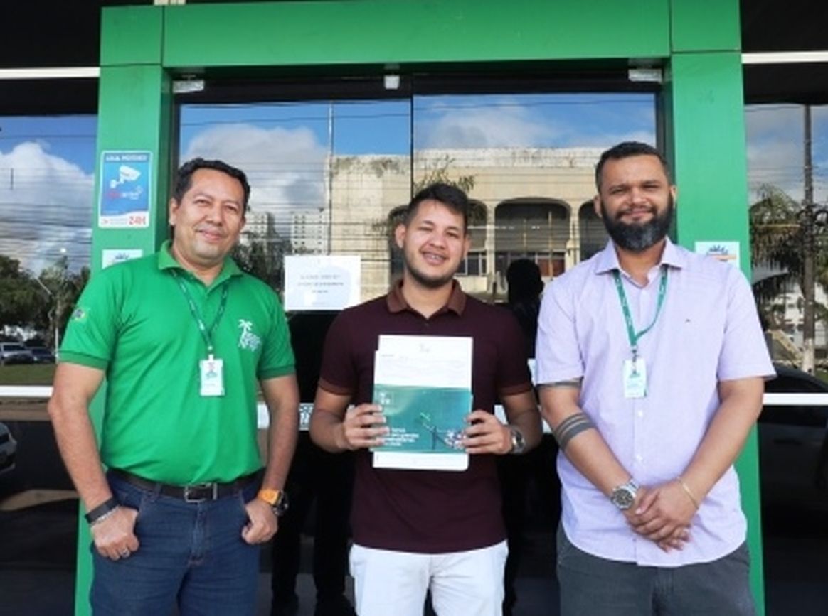 Empreendedor Jhonatan Cardoso (centro) ladeado do agente de crédito da Afap Diorge Fernandes (à esquerda) e do gerente de crédito da Afap Martinho Felizardo (à direita).