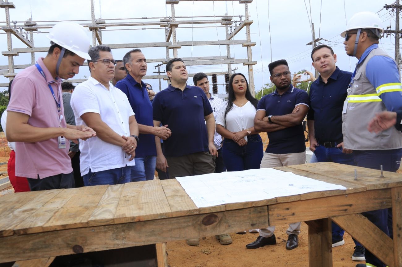 Manoel Ferreira atento acompanha as obras da nova subestação.