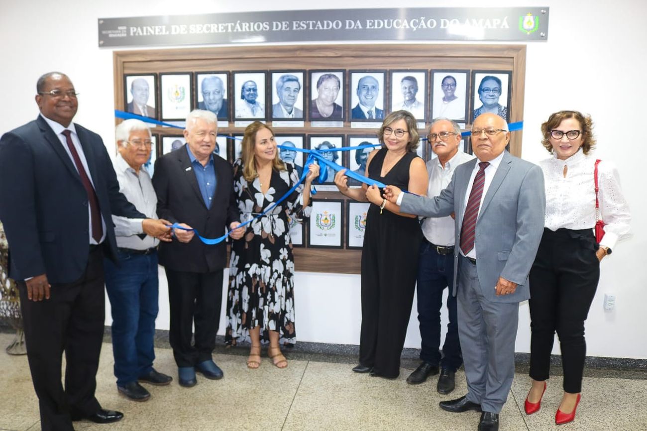 A cerimônia de homenagem ocorreu no prédio administrativo da Secretaria de Educação, onde está fixada a Galeria de fotos.