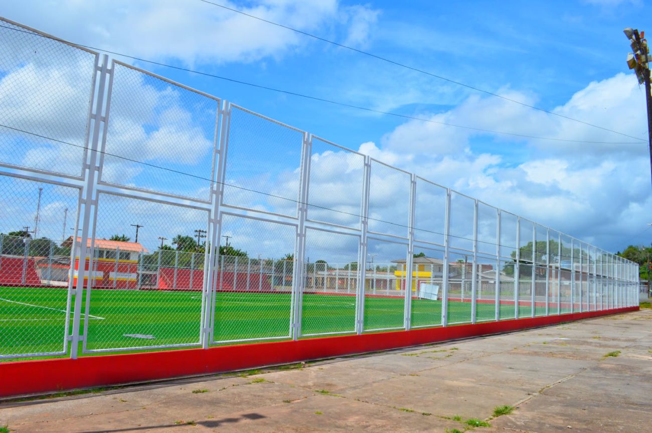 Uma das arenas está localizada no bairro Fonte Nova em Santana, e serviços como assentamento de grama sintética, drenagem superficial, alambrado e pintura já estão sendo finalizados