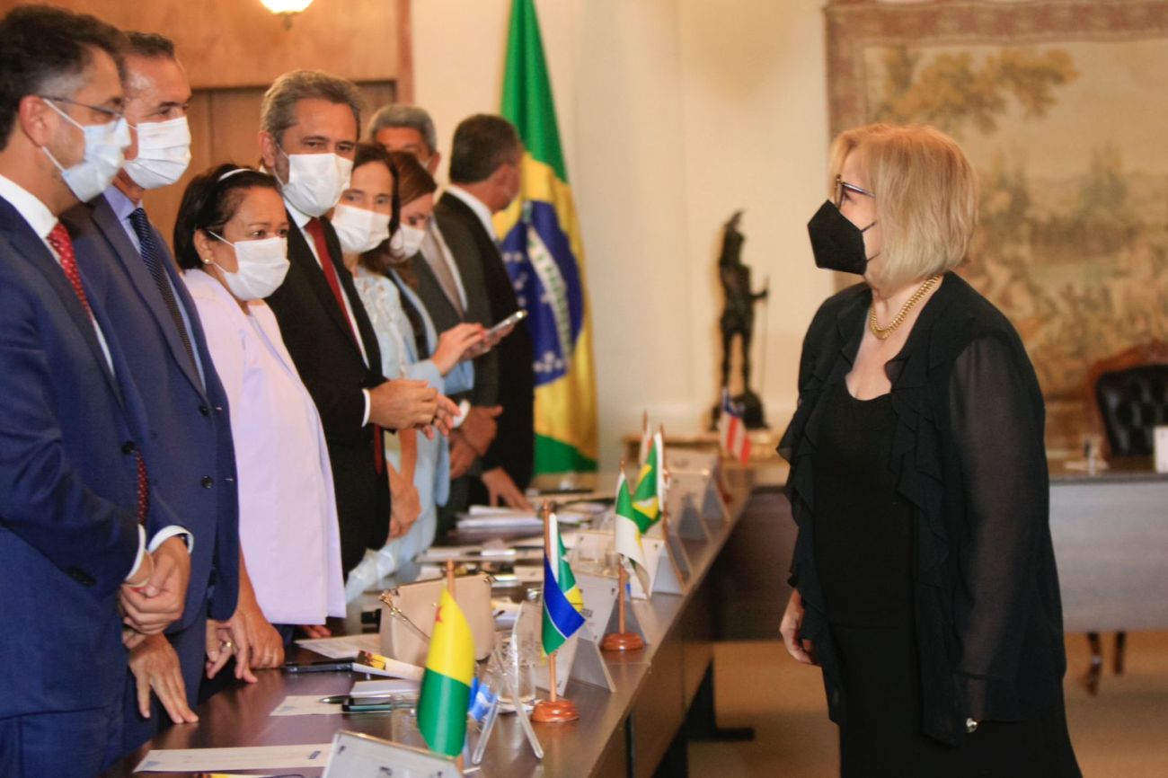 A presidente do STF, Rosa Weber, anunciou aos governadores o adiamento, permitindo debates mais aprofundados sobre o assunto