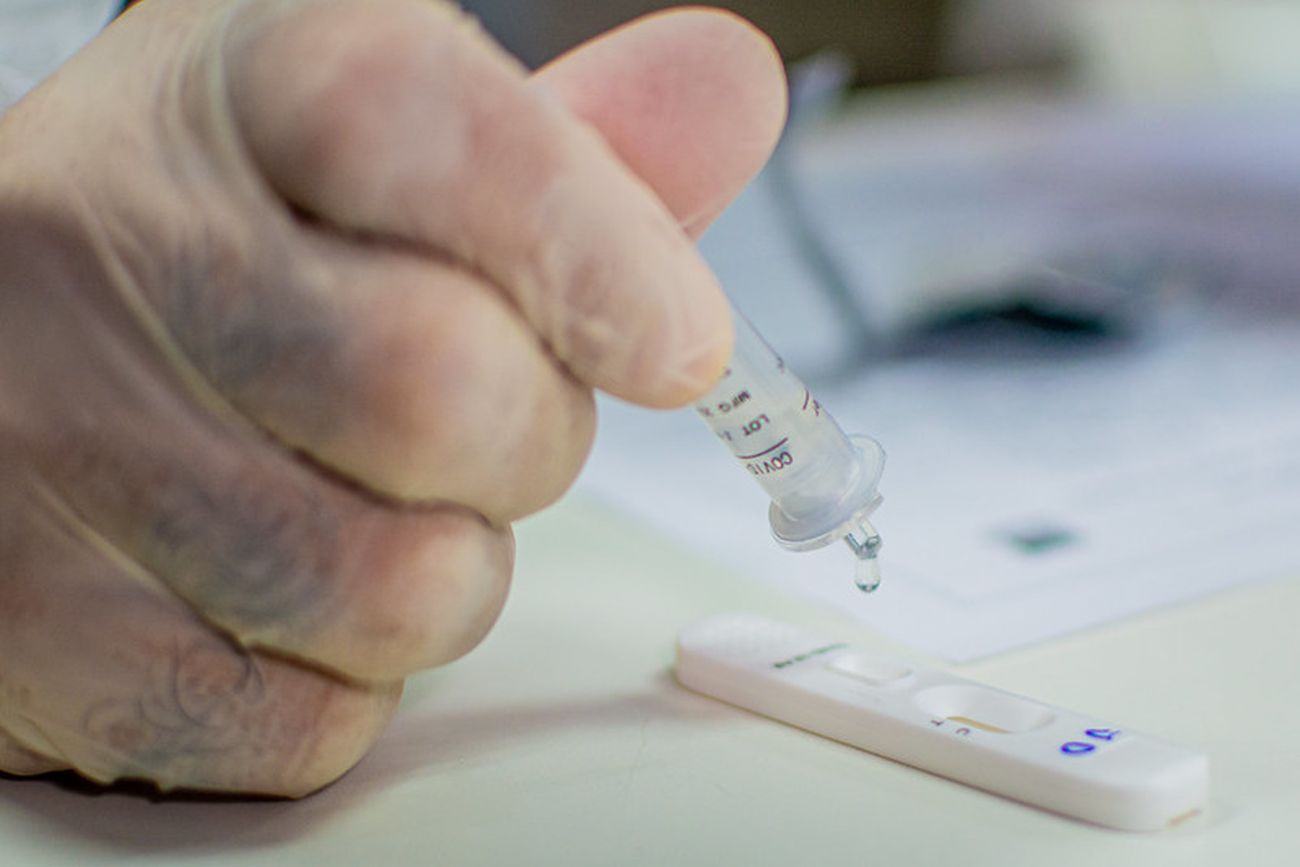 A testagem será realizada com teste rápido antígeno.