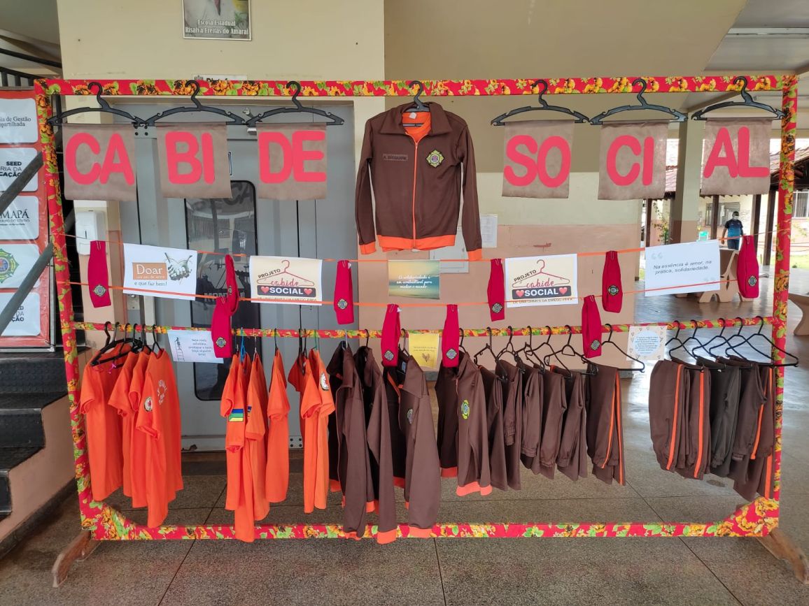 O kit de uniforme escolar contém: fardamento social, cinto, bibico, uniforme de educação física, agasalho e tênis/sapatilha.