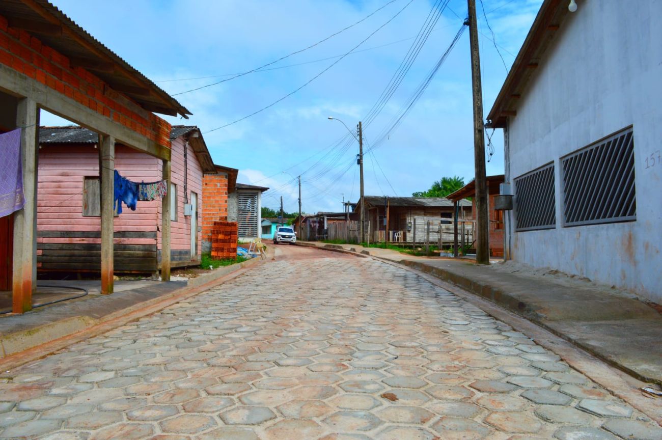 São realizados serviços como drenagem, meio fio, sarjetas, linha d’água, calçadas em concreto e rampas de acessibilidade