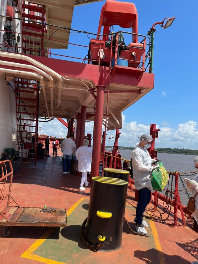 Pelo menos três tripulantes da embarcação testaram positivo para a Covid-19.