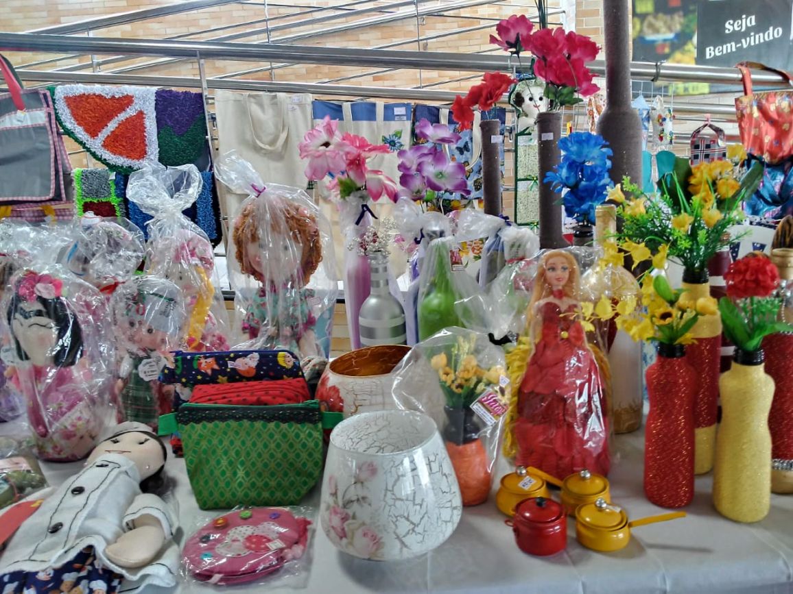 tiaras, laços, sandálias decoradas, bonecas, guardanapos, artigos de madeira em 3D para decoração de jardins e outros produtos ficarão em exposição.
