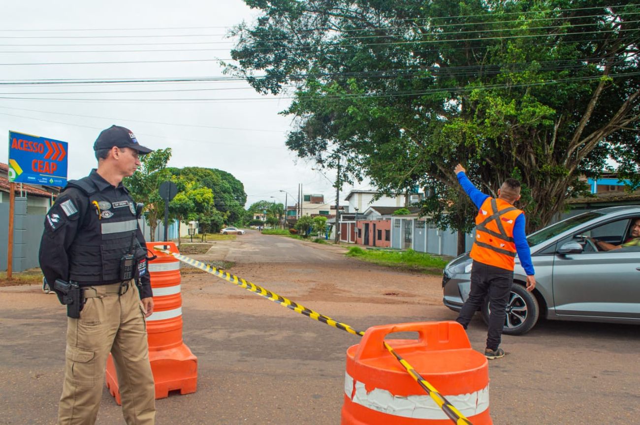 interdição do trecho da Duca Serra, no perímetro da Faculdade Ceap, aconteceu nesta terça-feira,10.