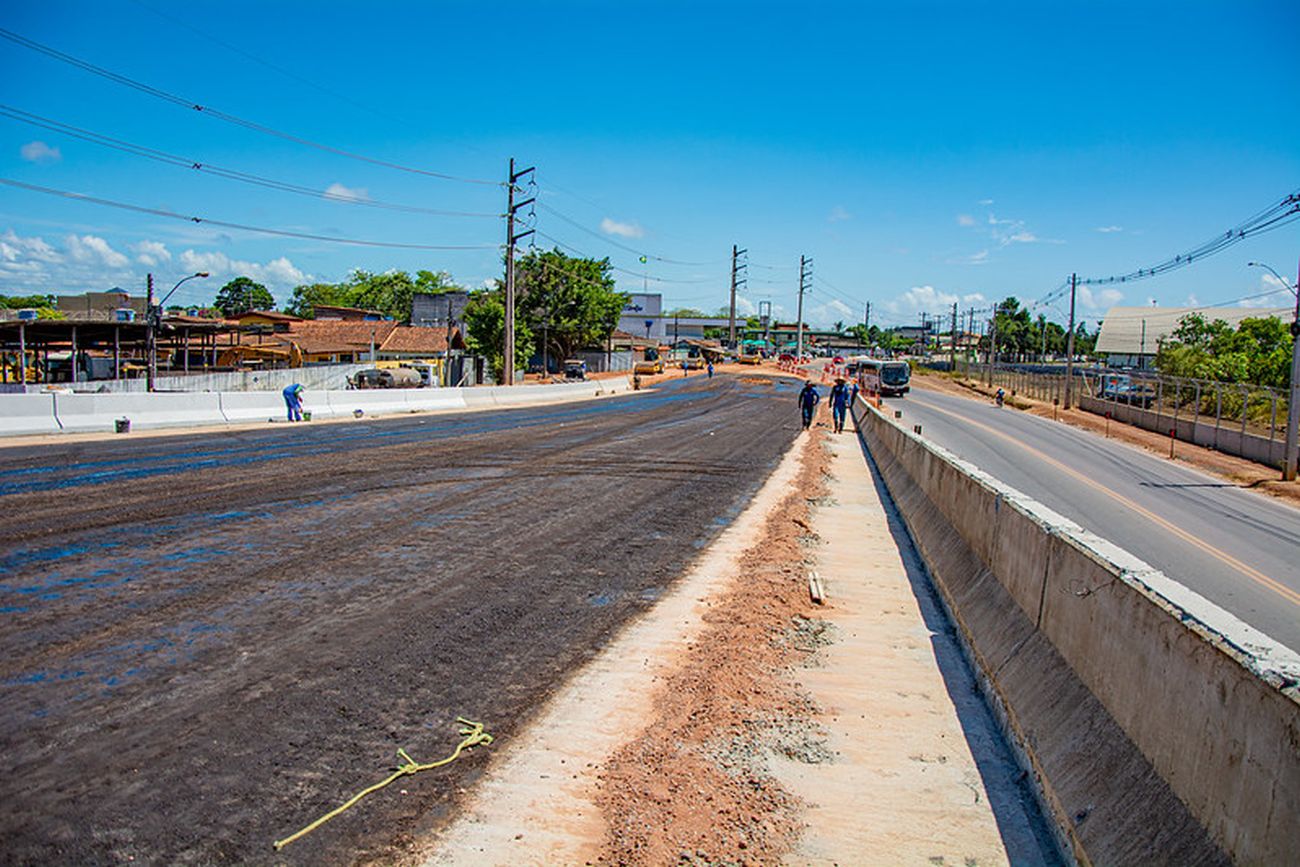 O asfalto das rampas de acesso é uma das etapas de acabamento mais importantes do Viaduto da Integração.