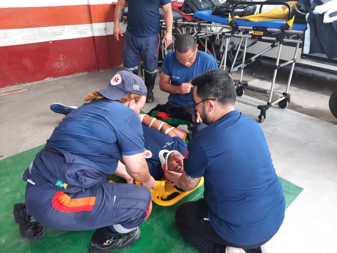 O serviço do Samu pode ser acionado através do número 192. As ligações são atendidas por telefonistas que registram informações do local e detalhes da emergência médica ou acidente.