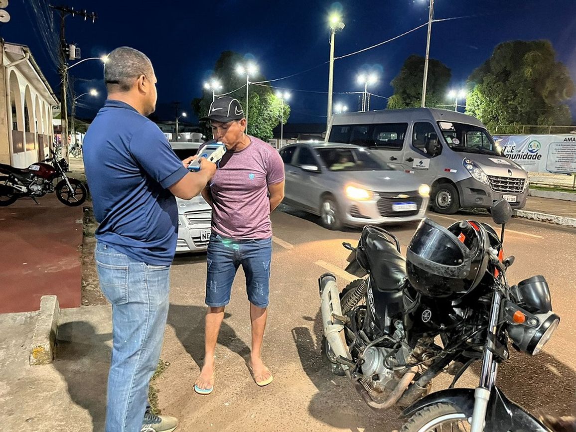 A ação percorreu estabelecimentos para esclarecer os perigos da combinação entre álcool e direção.