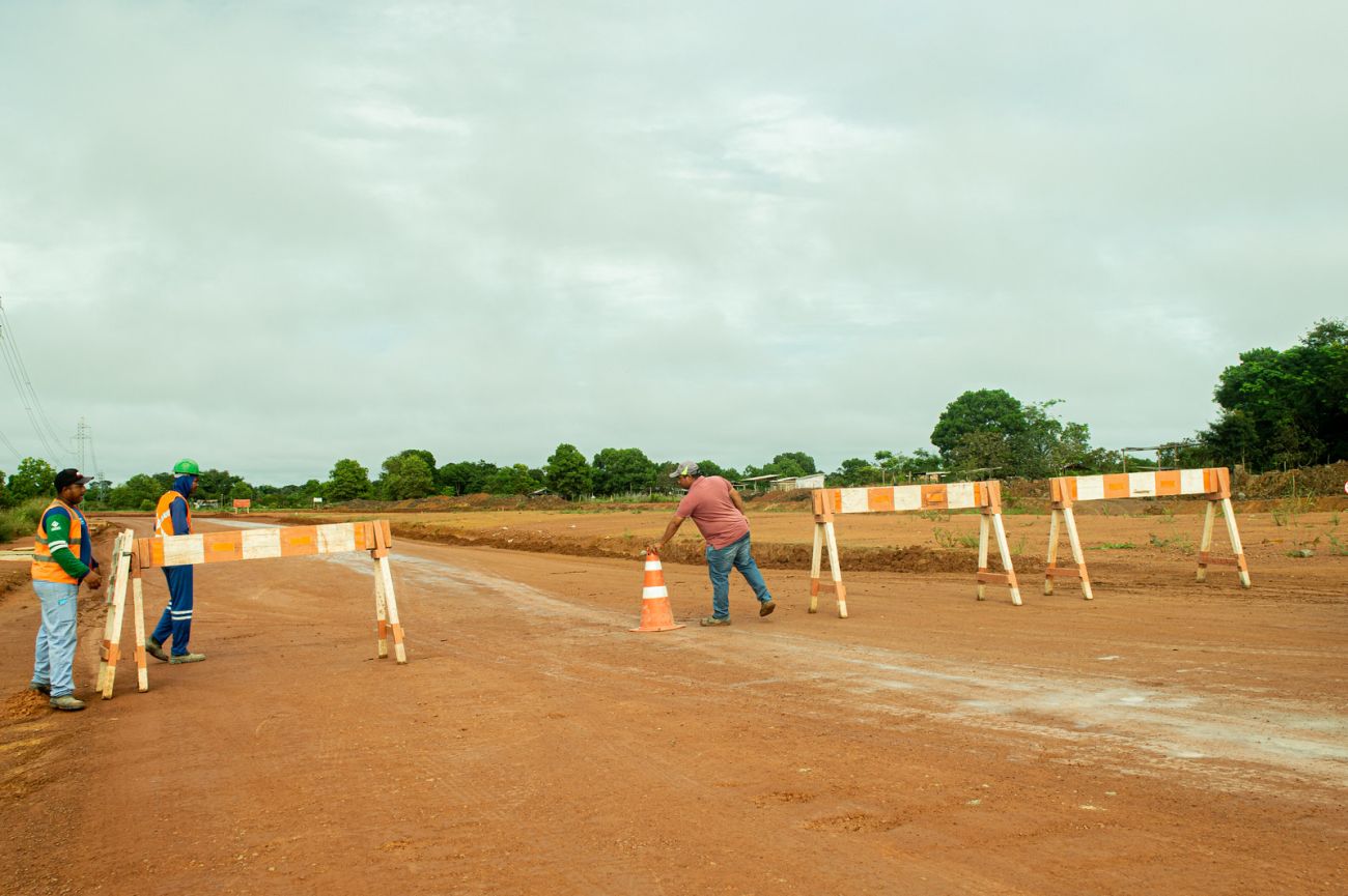Para evitar a circulação de veículos pela rodovia a equipe de fiscalização rodoviária do Setrap e BPRE estão orientando os motoristas a seguir por vias alternativas.