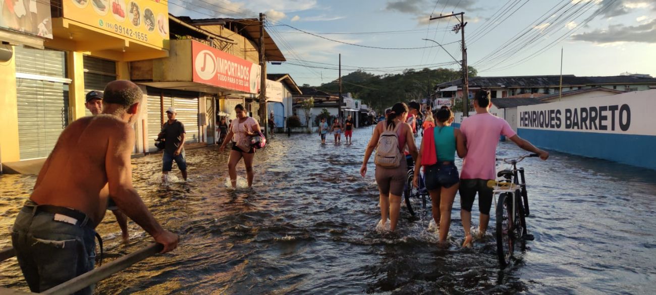 Na última semana, o nível do rio superou 3 metros e alagou a maioria dos bairros de Laranjal do Jari e de Vitória do Jari.