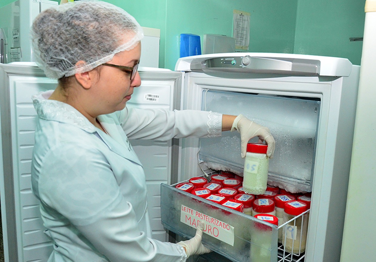 Cada frasco de leite pode alimentar até dez crianças