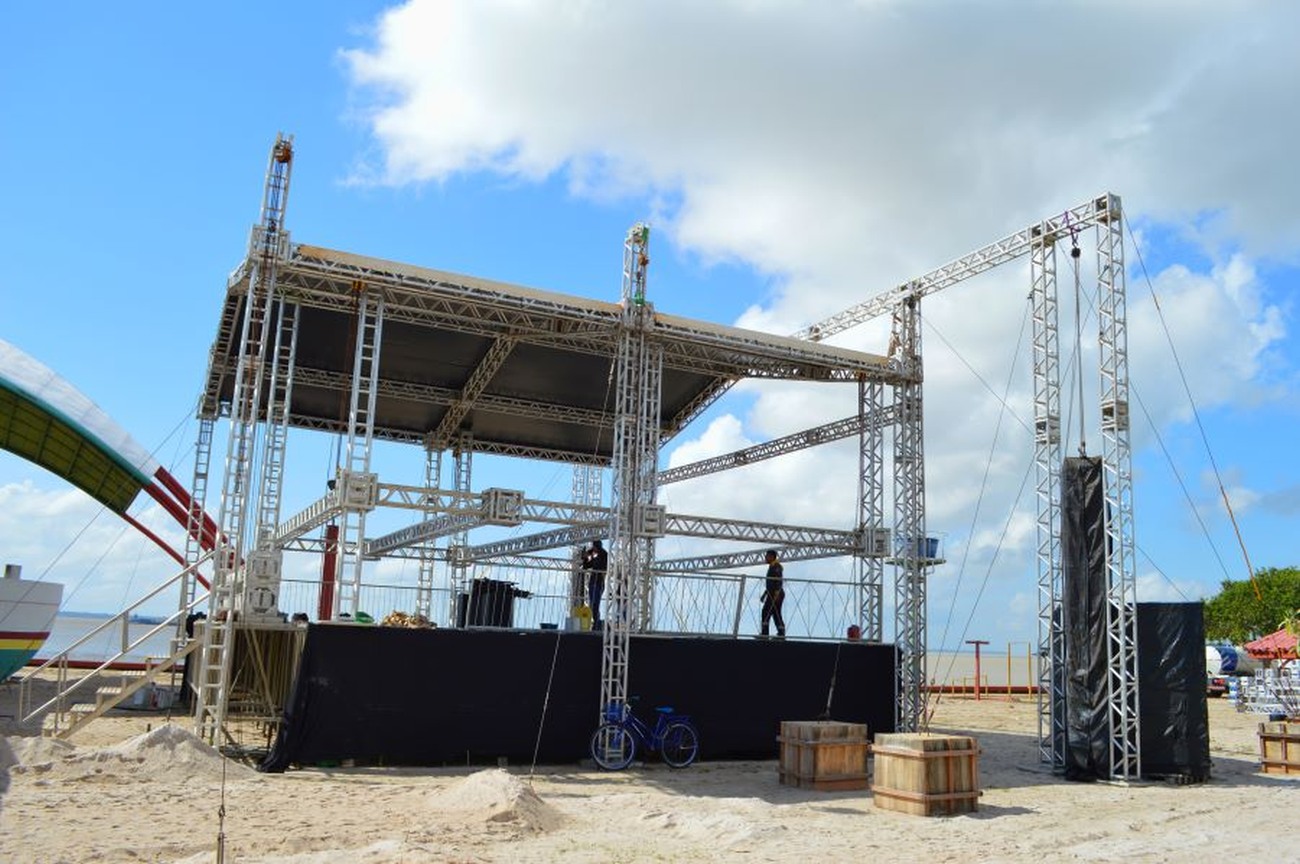 Palco Fazendinha do Réveillon Beira Rio 2024 está posicionado às margens do Rio Amazonas