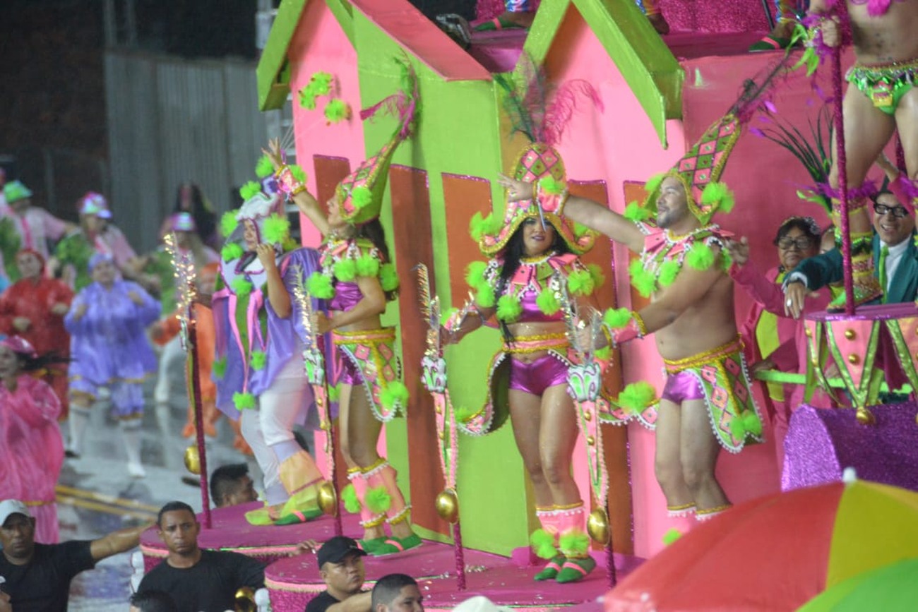 Encerrando debaixo de chuva, a Maracatu destacou os 70 sons de fundação e de muito carnaval