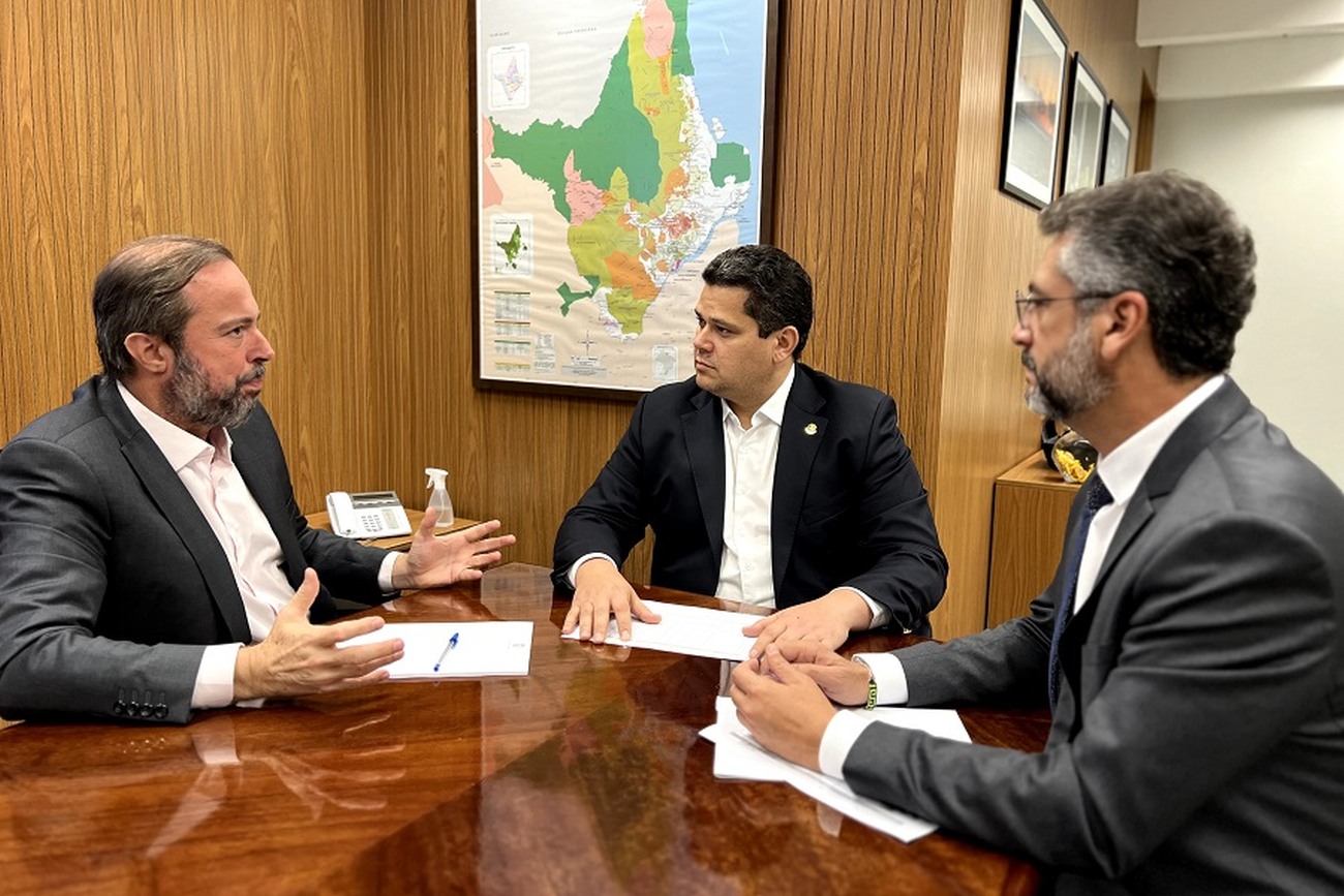 Governador Clécio Luís, e o senador Davi Alcolumbre se reuniram com o ministro de Minas e Energia, Alexandre Silveira