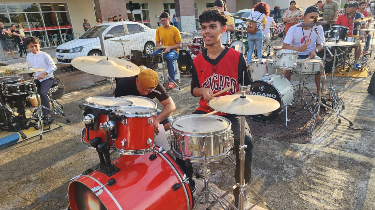 Bateristas se reúnem para tocar e trocar experiência
