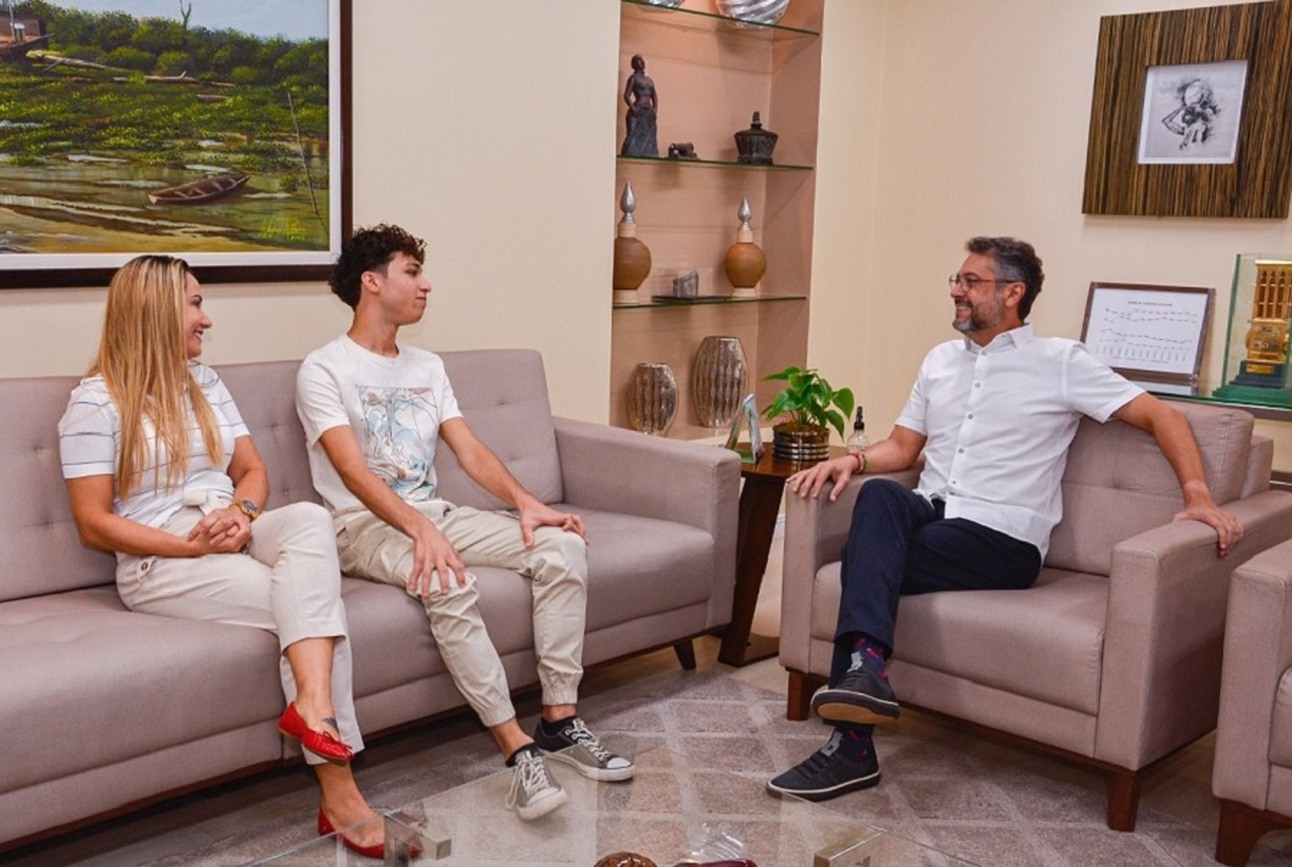 Governador Clécio Luís recebeu o estudante Gabriel Araújo e a mãe dele, Eliene Belique