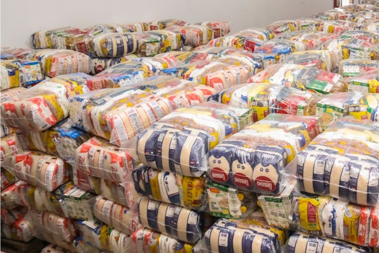 As cestas contam com 43 itens alimentícios, como arroz, feijão, café e leite