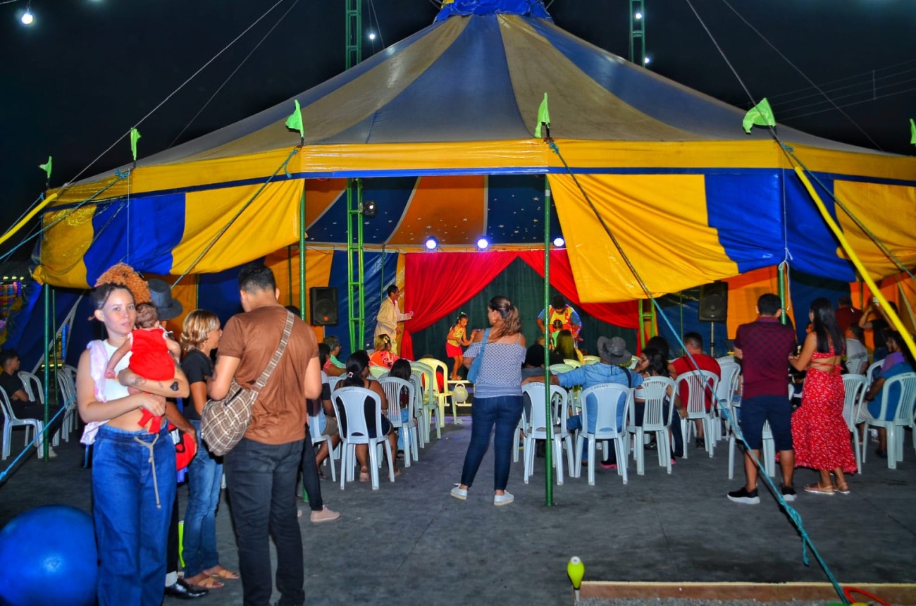Circo, contação de histórias e brincadeiras tomaram conta do palco Circo do Meio do Mundo com uma programação especial voltada para as crianças.