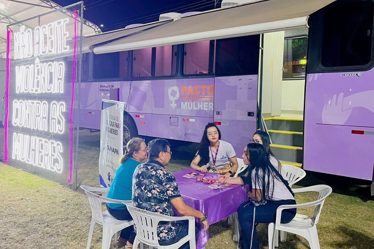 Mulheres recebem orientações na unidade móvel da Secretaria de Estado de Políticas para Mulheres