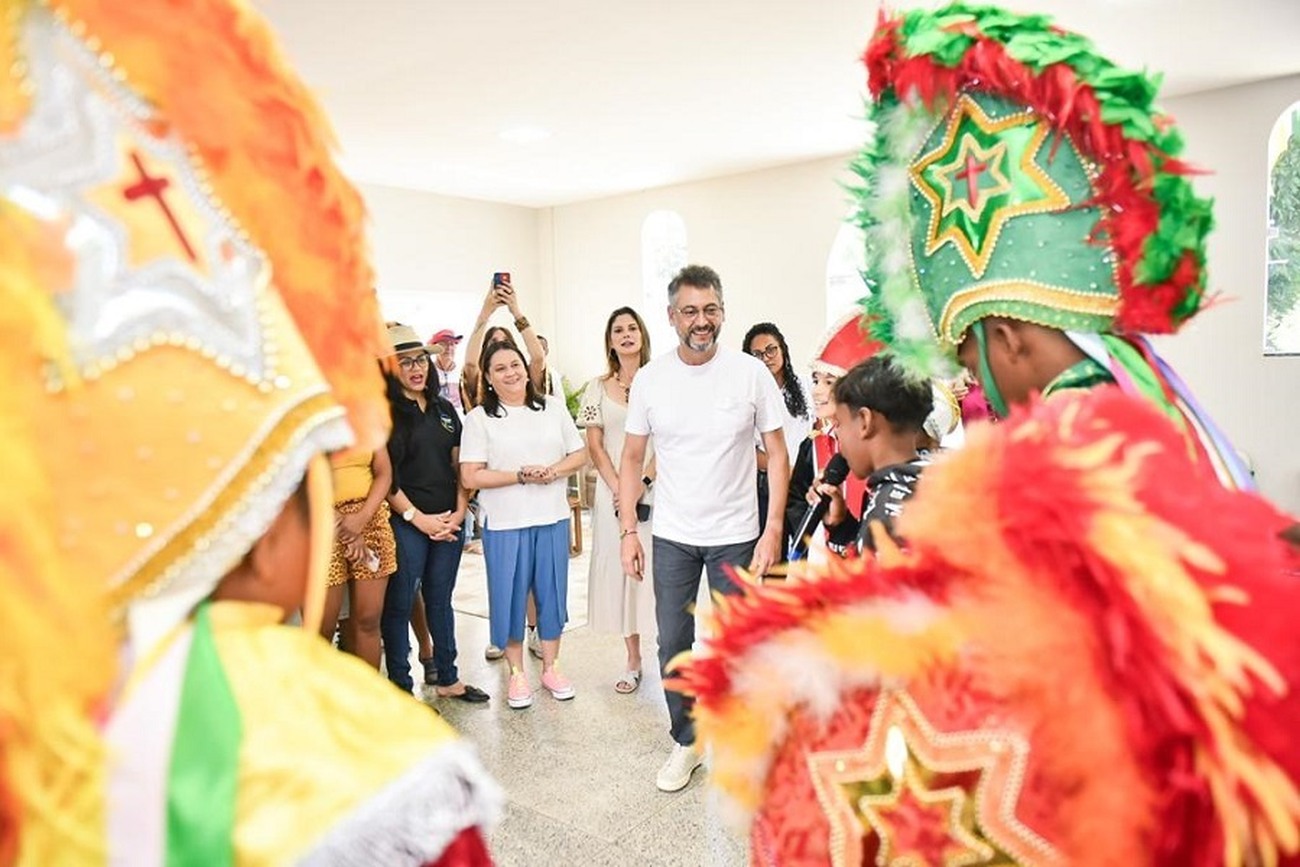 Crianças e adultos perpetuam a tradição secular
