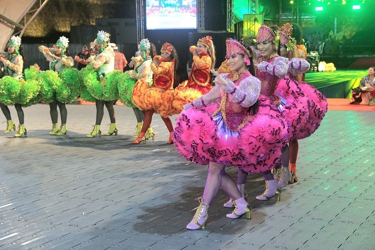 Com passos inovadores, as quadrilhas estilizadas têm roupas e performances mais sofisticadas