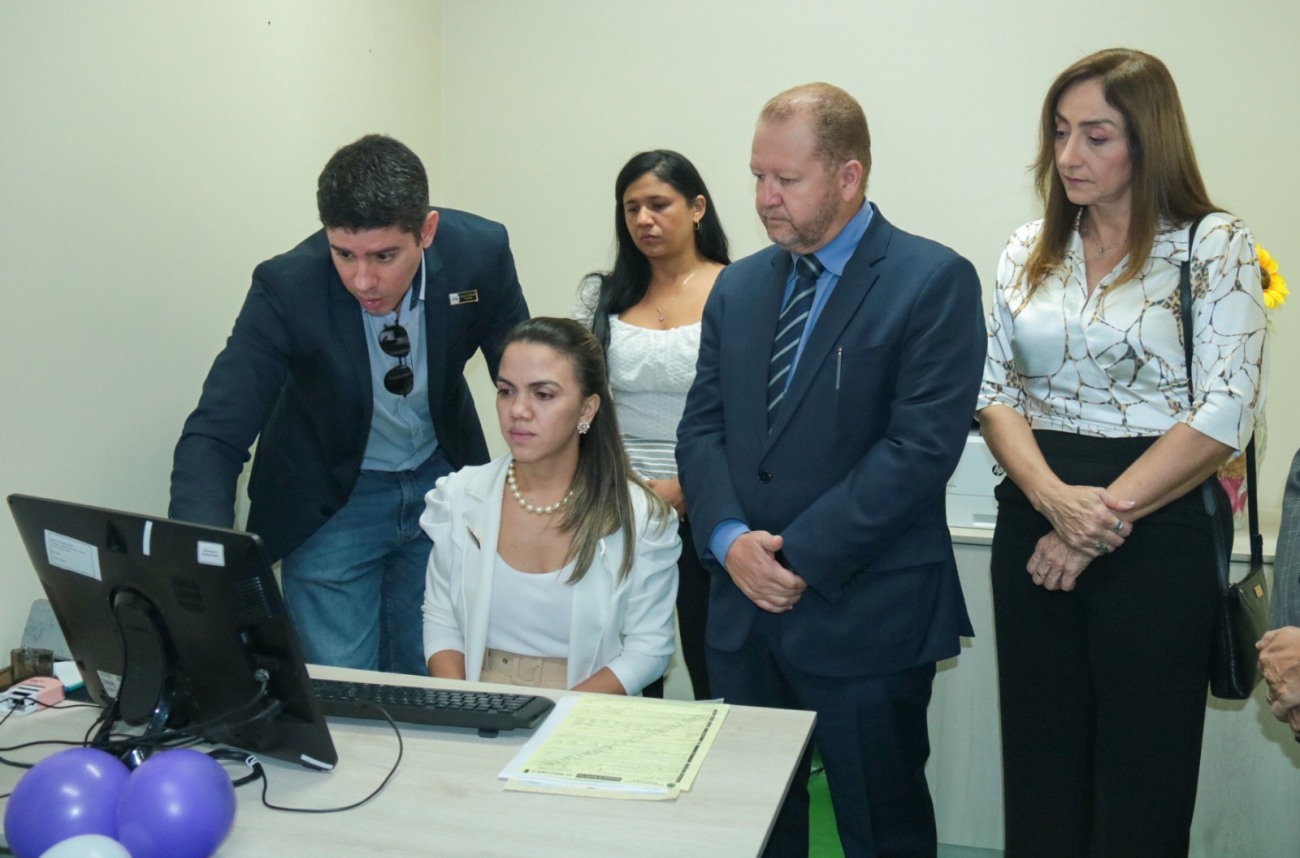 Após o nascimento, família sai da maternidade já com a certidão em mãos