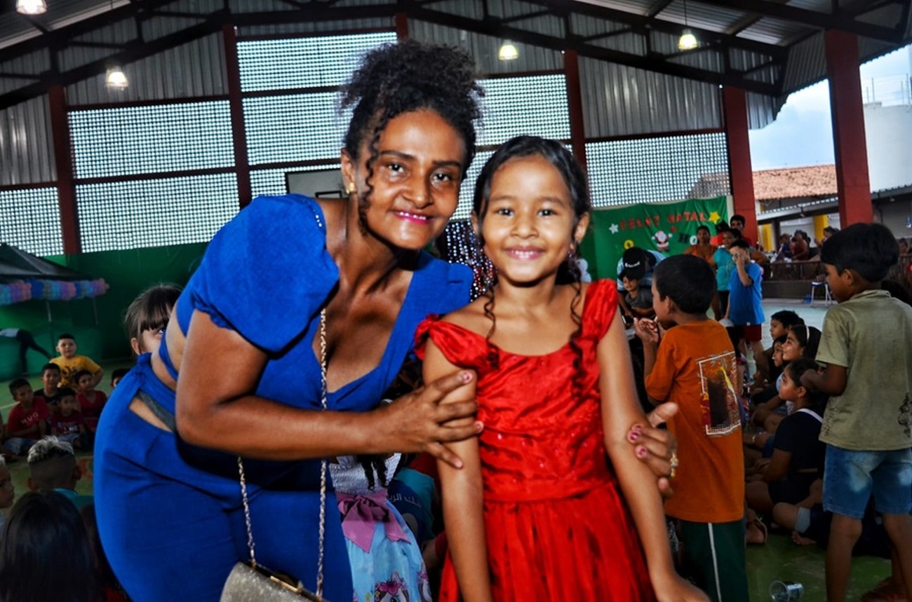 Aldalete e a filha, Manuela, estiveram na celebração entre os moradores