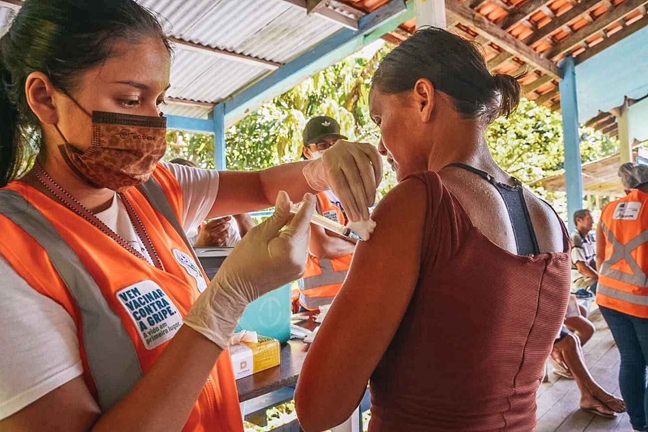 Moradores receberam imunização contra Covid-19 e gripe.