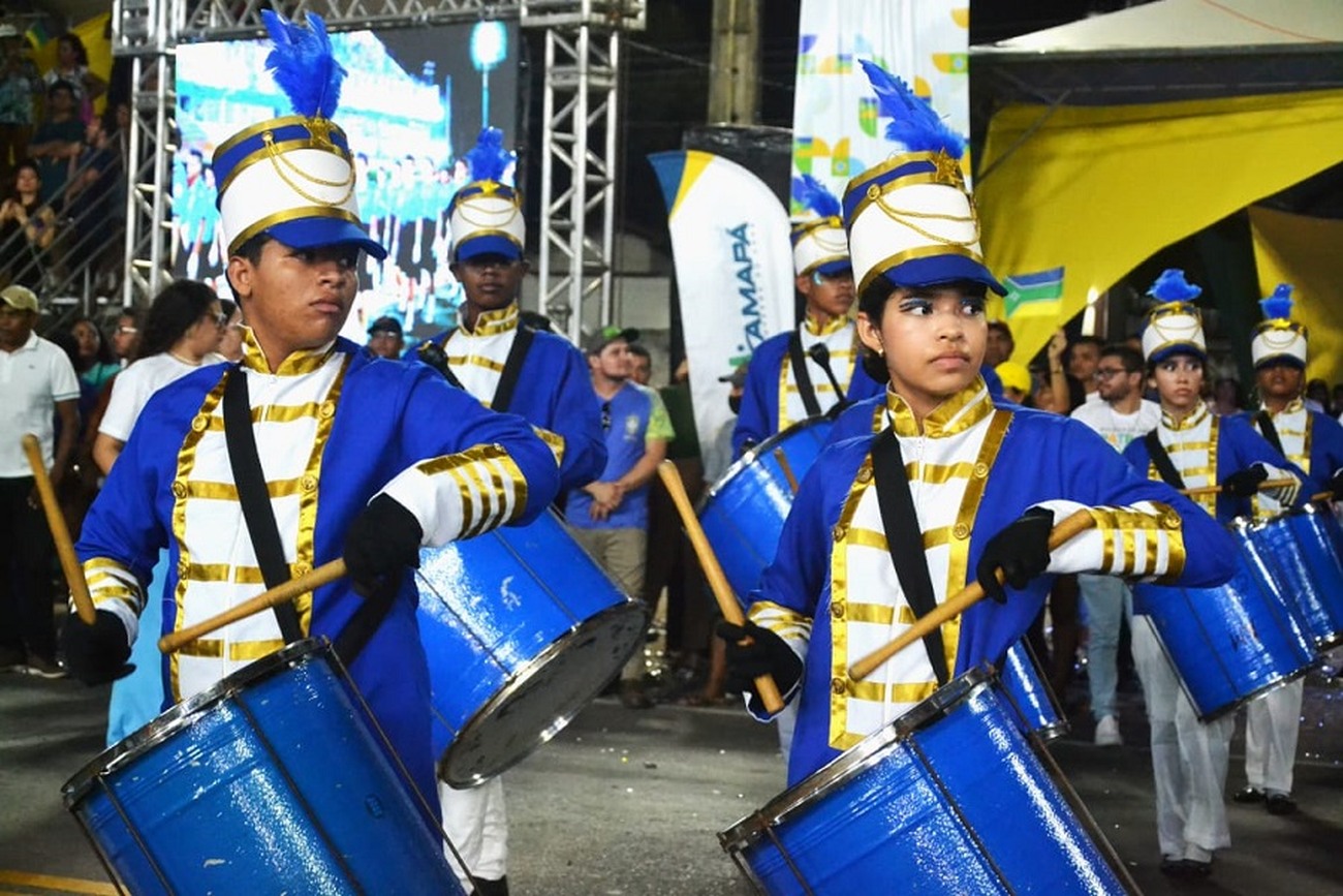 As bandas e fanfarras embalaram o desfile das 57 escolas estaduais.
