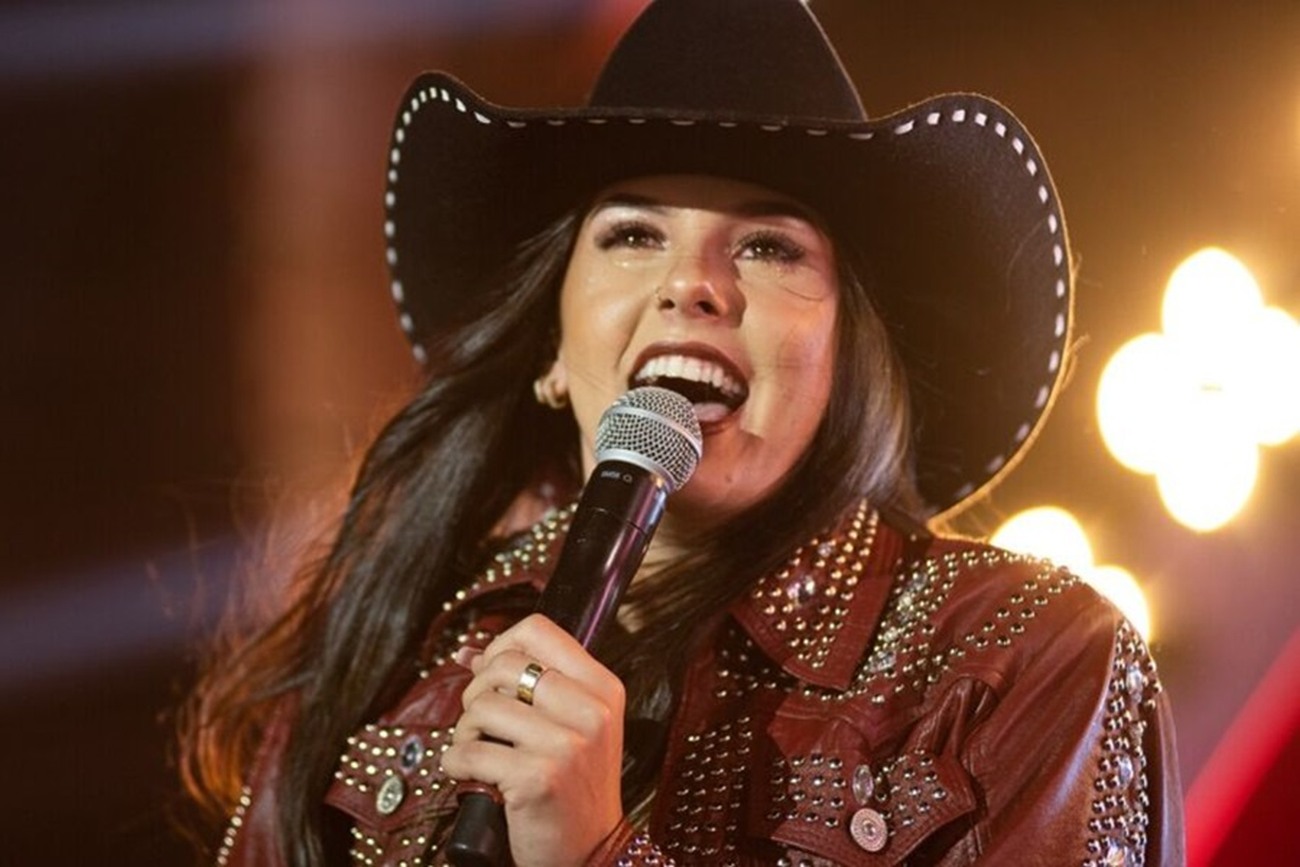 Com uma voz grave e marcante, a cantora é um sucesso do gênero sertanejo