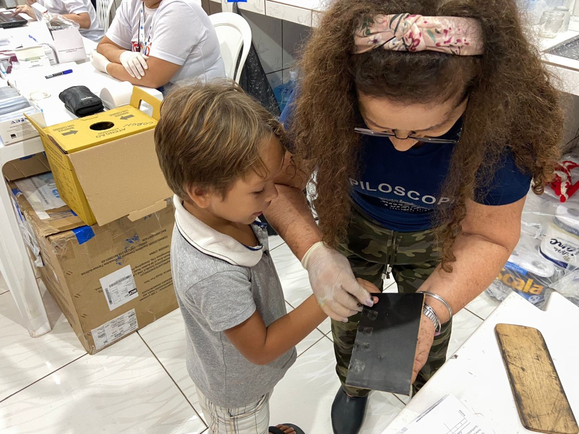 O pequeno Henrique, 5 anos, aproveitou a oportunidade e tirou seu primeiro RG