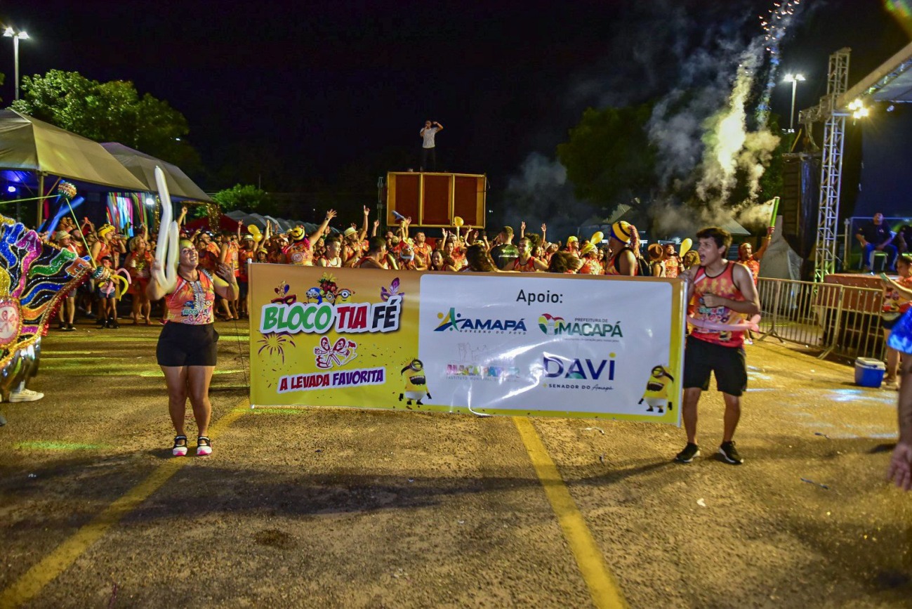 Blocos reuniram milhares de participantes na Praça Barão do Rio Branco.