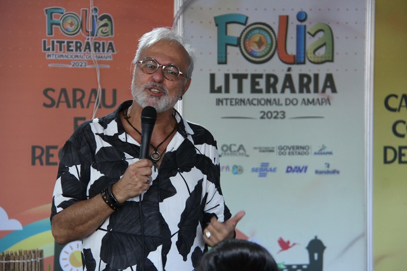 Celso Sisto apresentou um pouco da arte de contar histórias
