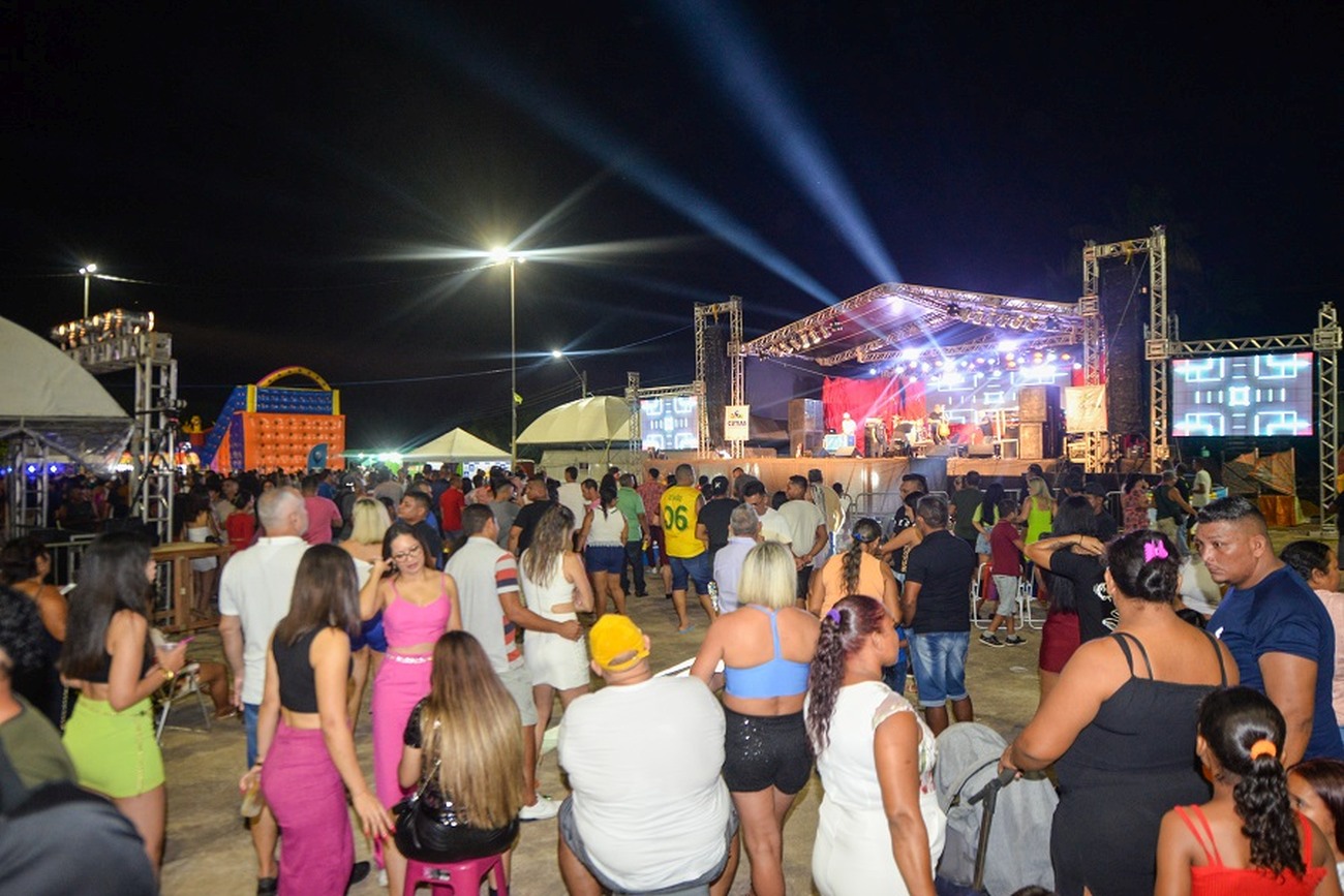 Moradores e turistas prestigiam primeira noite de evento
