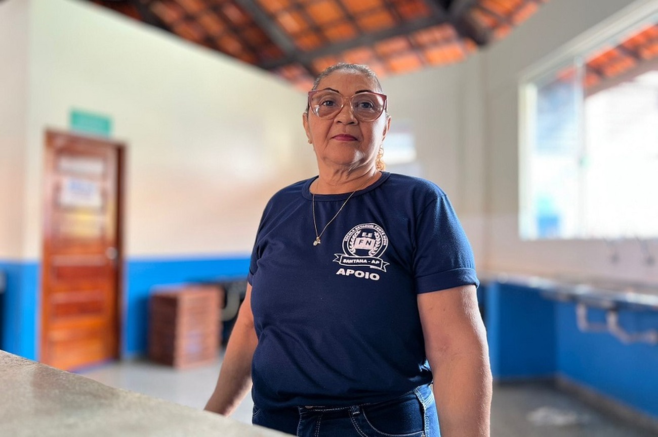 A cozinheira Valdeci Silva faz parte da história da escola santanense