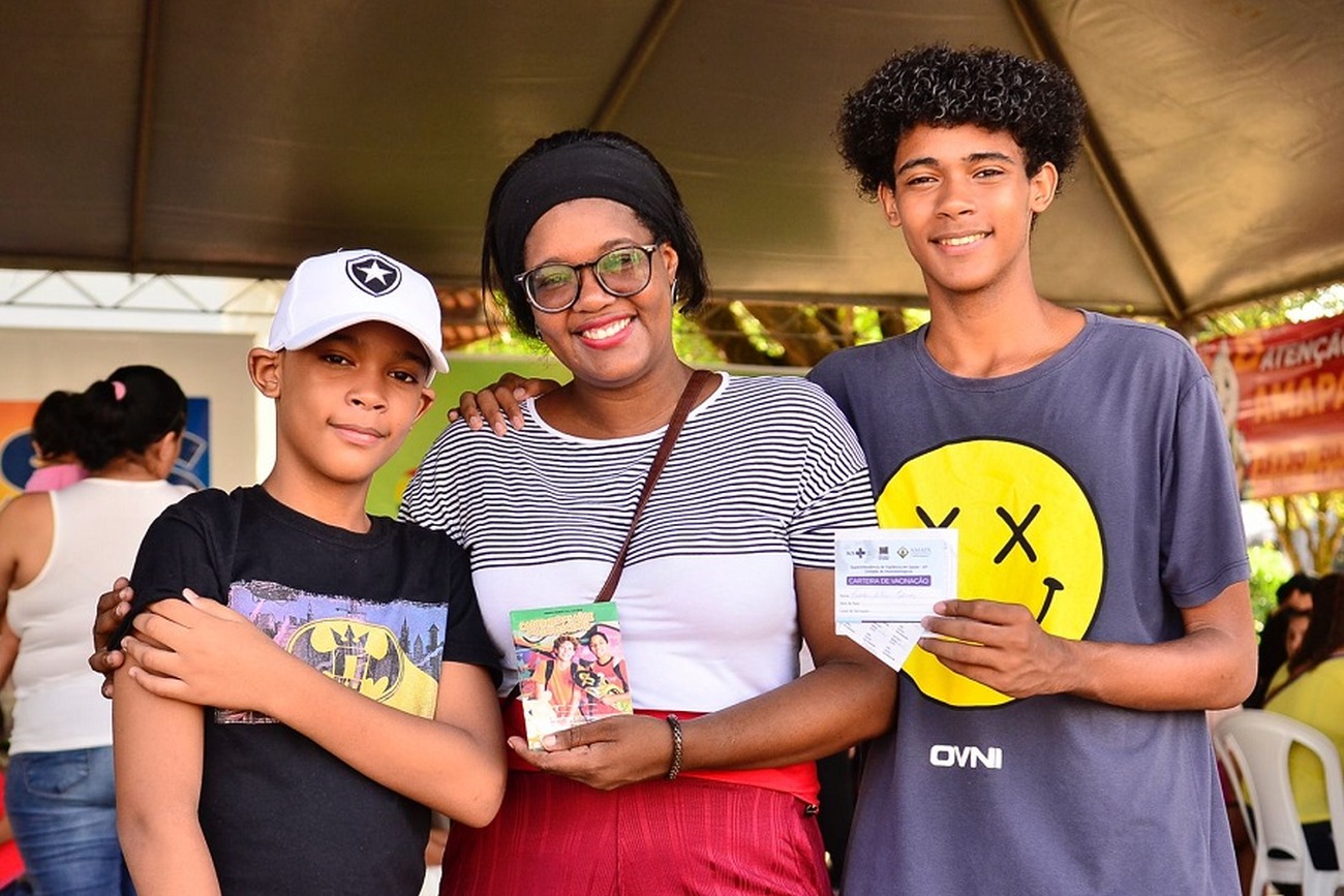 Carla Evangelista e os filhos Carlos e Luiz Miguel foram atualizar o cartão de vacinação