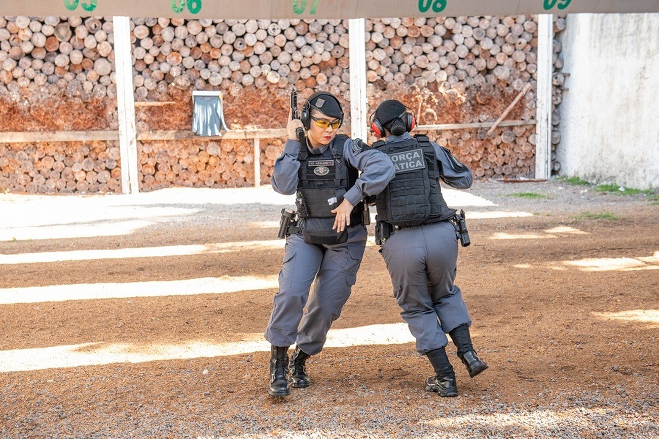 Policiais femininas da Força Tática demonstraram a atuação delas na segurança