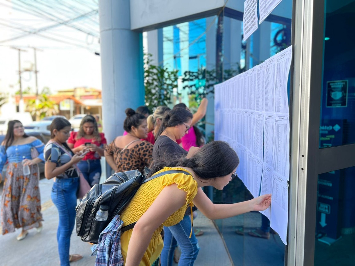 Candidatos procuram por locais de prova.