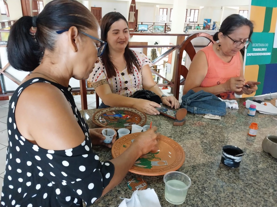 Foram realizadas oficinas de pintura em cerâmica, biscuit, biojóias, colar de mesa e cestaria
