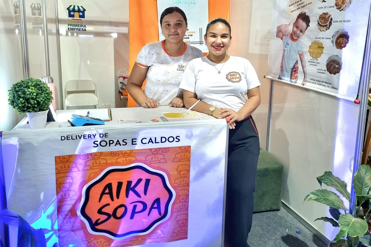 Paula Gomes conta a ajuda da funcionária, Amanda, para comercializar os caldos e sopa à base macaxeira