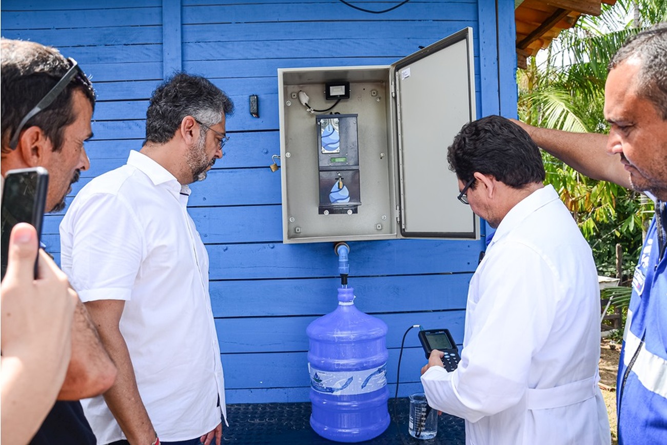 O sistema que poderá produzir diariamente cerca de 8 mil litros de água potável para a população
