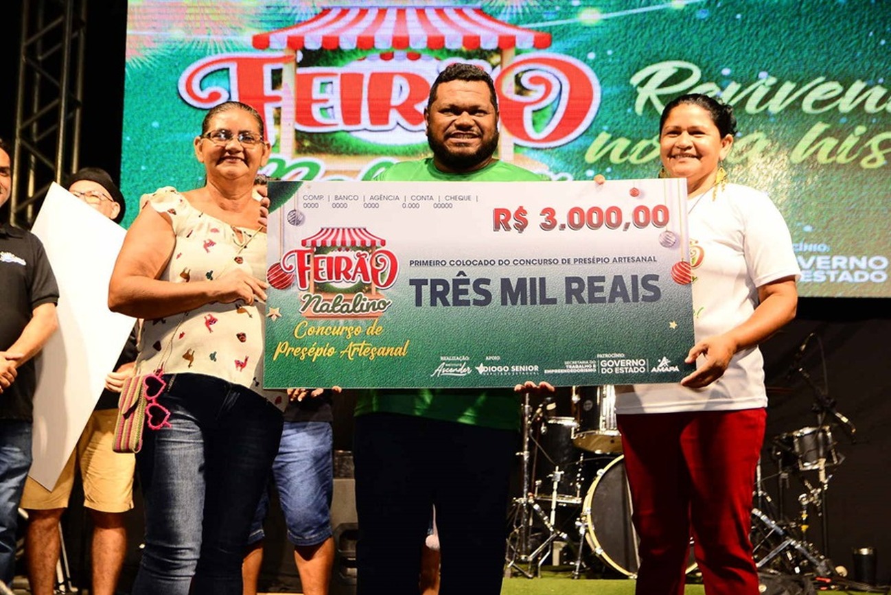 As artesãs Mara da Costa e Sandra Alfaia, celebram a conquista às vesperas do Natal