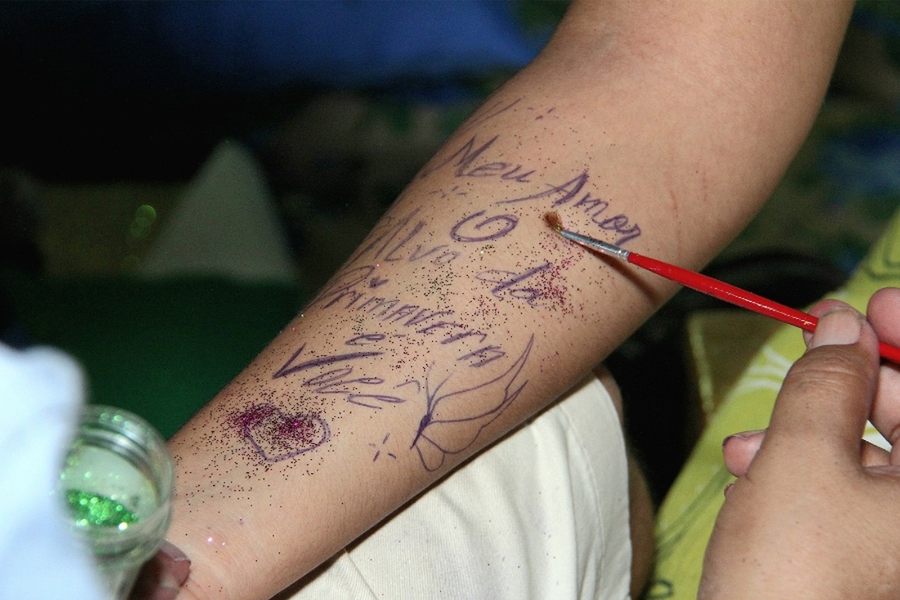 Os versos foram escritos por canetinhas com tinta removível e que não oferecem risco à pele