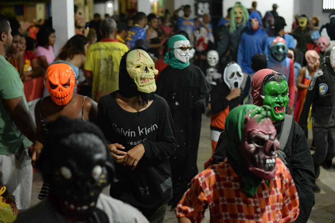Máscaras são fabricadas com papel, jornal e cola