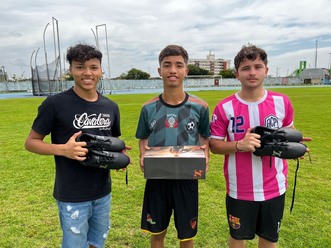 Sedel entregou chuteiras para os alunos que formam o time de futebol do AVT