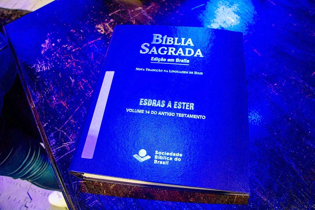Entrega da Bíblia em braile tem como objetivo tornar o livro acessível às pessoas com deficiência visual