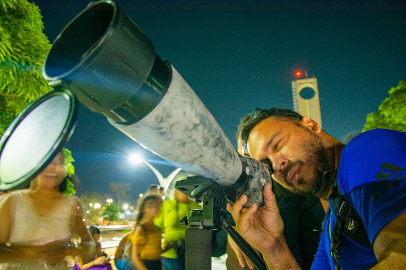O eclipse solar anular é um fenômeno no qual o diâmetro aparente da Lua é menor que o do Sol, criando a ilusão de um anel solar.